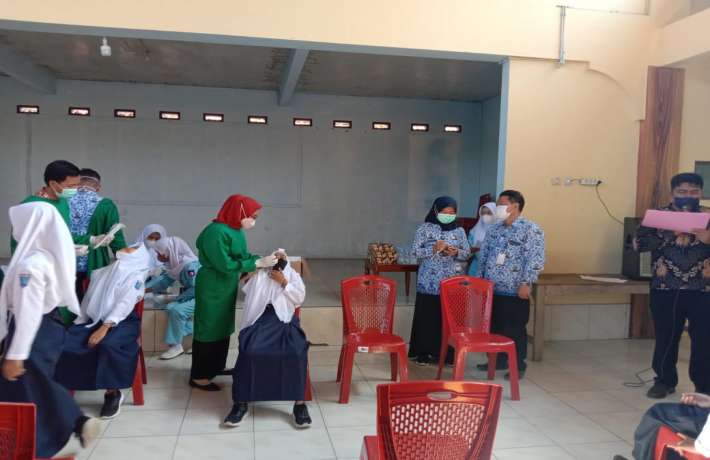 Pemeriksaan Sampling Swab Test di SMP Negeri 1 Patimuan
